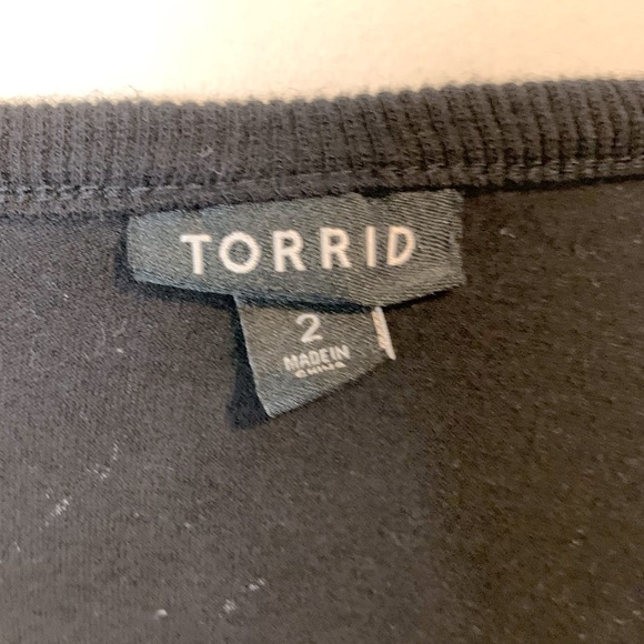 Cotton V-Neck Ladder Slash Tee - Picture 5 of 5